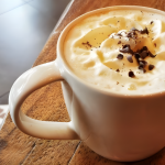 Sensasi Vanilla Latte: Manisnya Kopi yang Menyegarkan